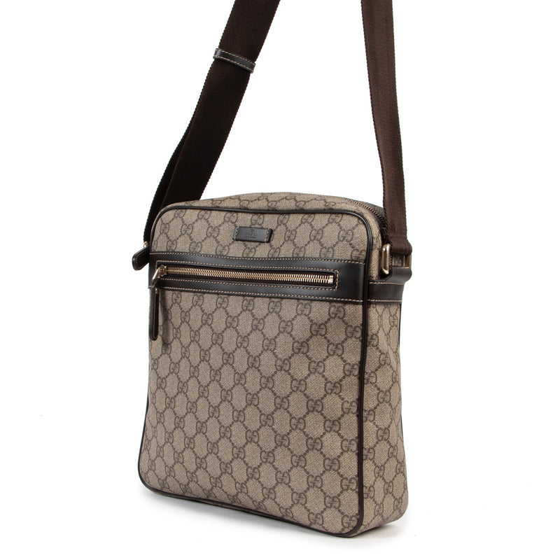 Shop safe online 100% authentic second hand Gucci Monogram Canvas Messenger Crossbody in very good, excellent condition at the right price at Labellov in Antwerp.