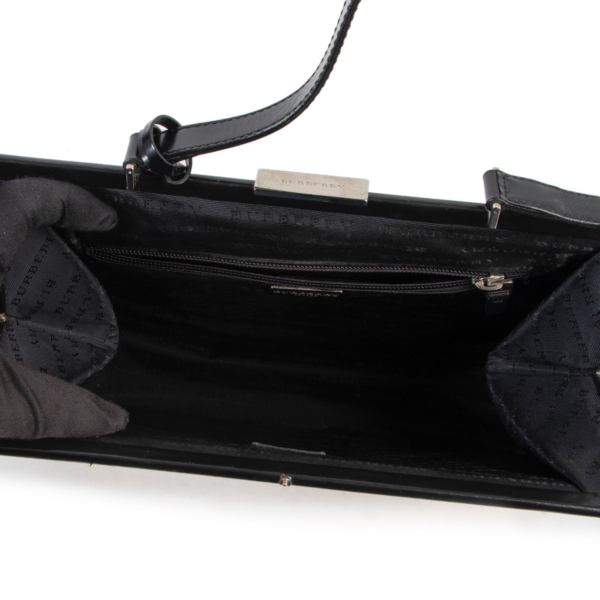 Shop safe online 100% authentic second hand Burberry Checked Canvas Shoulder Bag in very good preloved condition at the right price at Labellov in Antwerp.