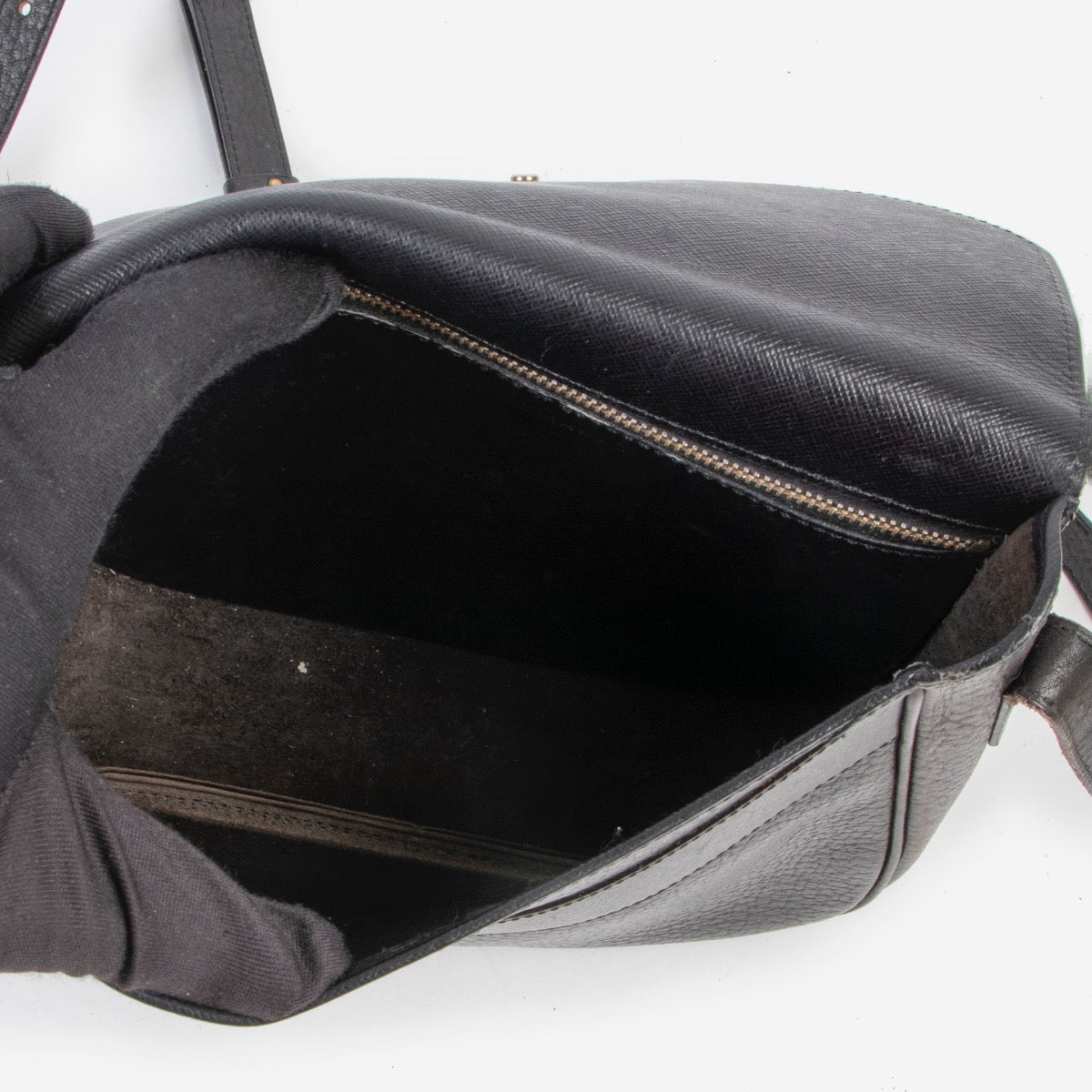 Shop safe online 100% authentic second hand Delvaux Dark Brown D Crossbody Bag in very good condition at the right price at Labellov in Antwerp.