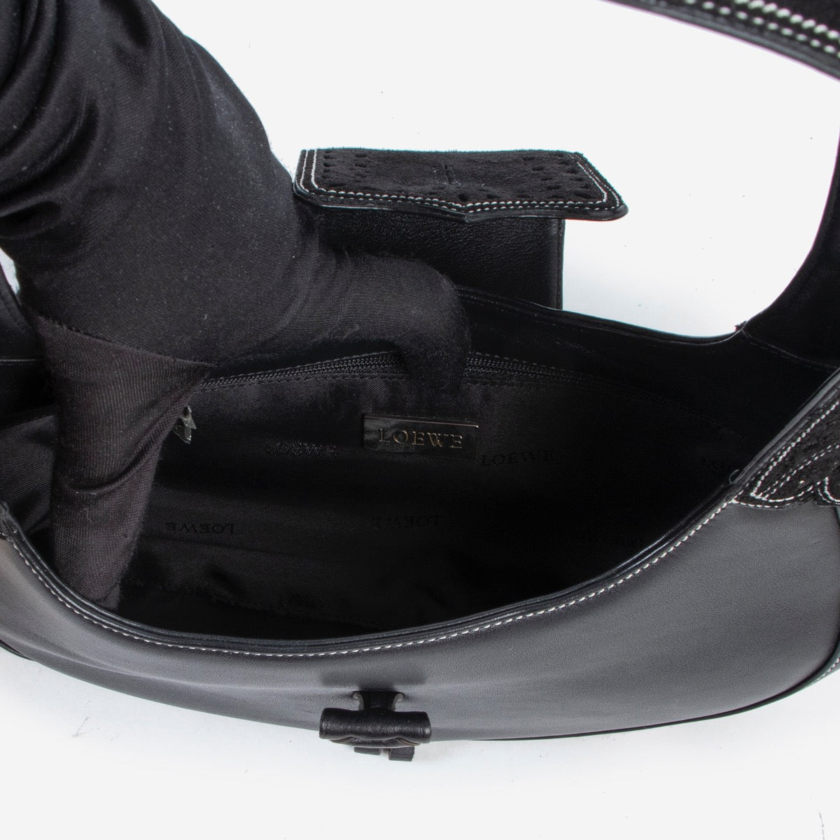 Shop safe online 100% authentic second hand Loewe Black Leather Shoulder Bag in very good condition at the right price at Labellov in Antwerp.