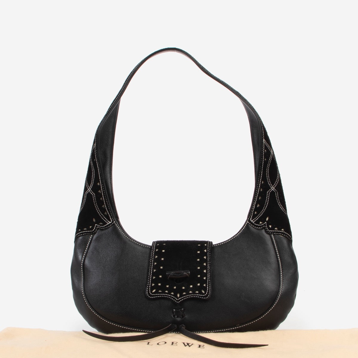 Shop safe online 100% authentic second hand Loewe Black Leather Shoulder Bag in very good condition at the right price at Labellov in Antwerp.