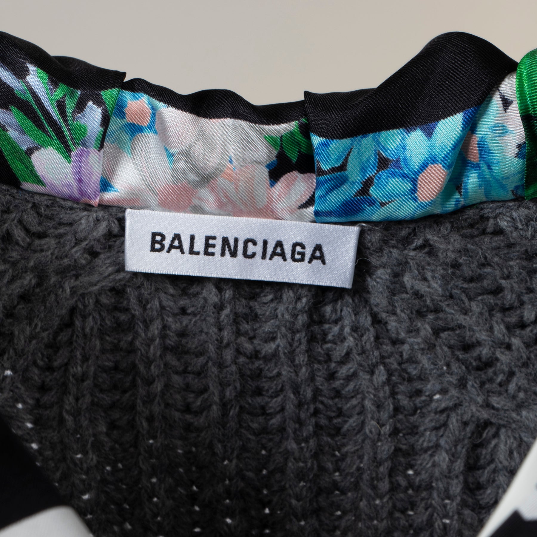 Shop safe online 100% authentic second hand Balenciaga Grey Knitted Scarf Sweater - Size 36 in very good condition at Labellov in Antwerp.