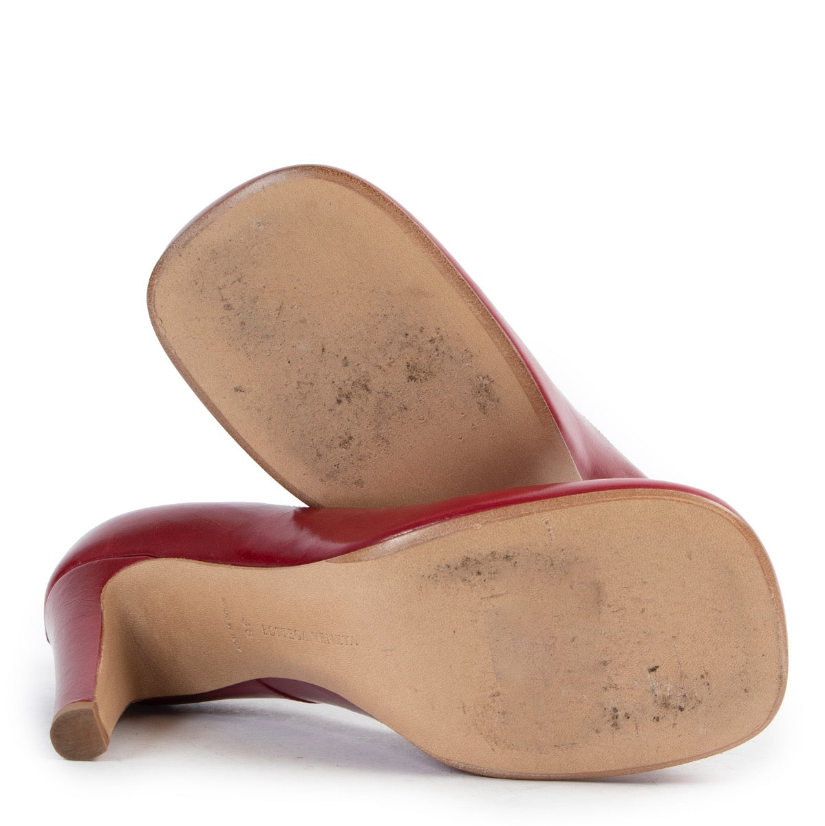 Shop safe online 100% authentic second hand Bottega Veneta Bloc Red Pumps - Size 38 at Labellov in Antwerp.