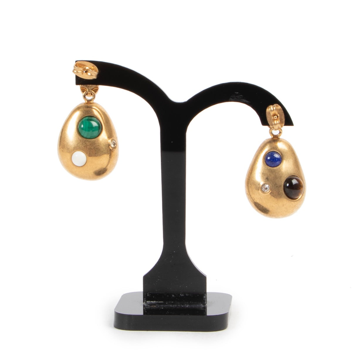 Shop safe online 100% authentic second hand Céline Gold Drop Earrings in very good condition at the right price at Labellov in Antwerp.