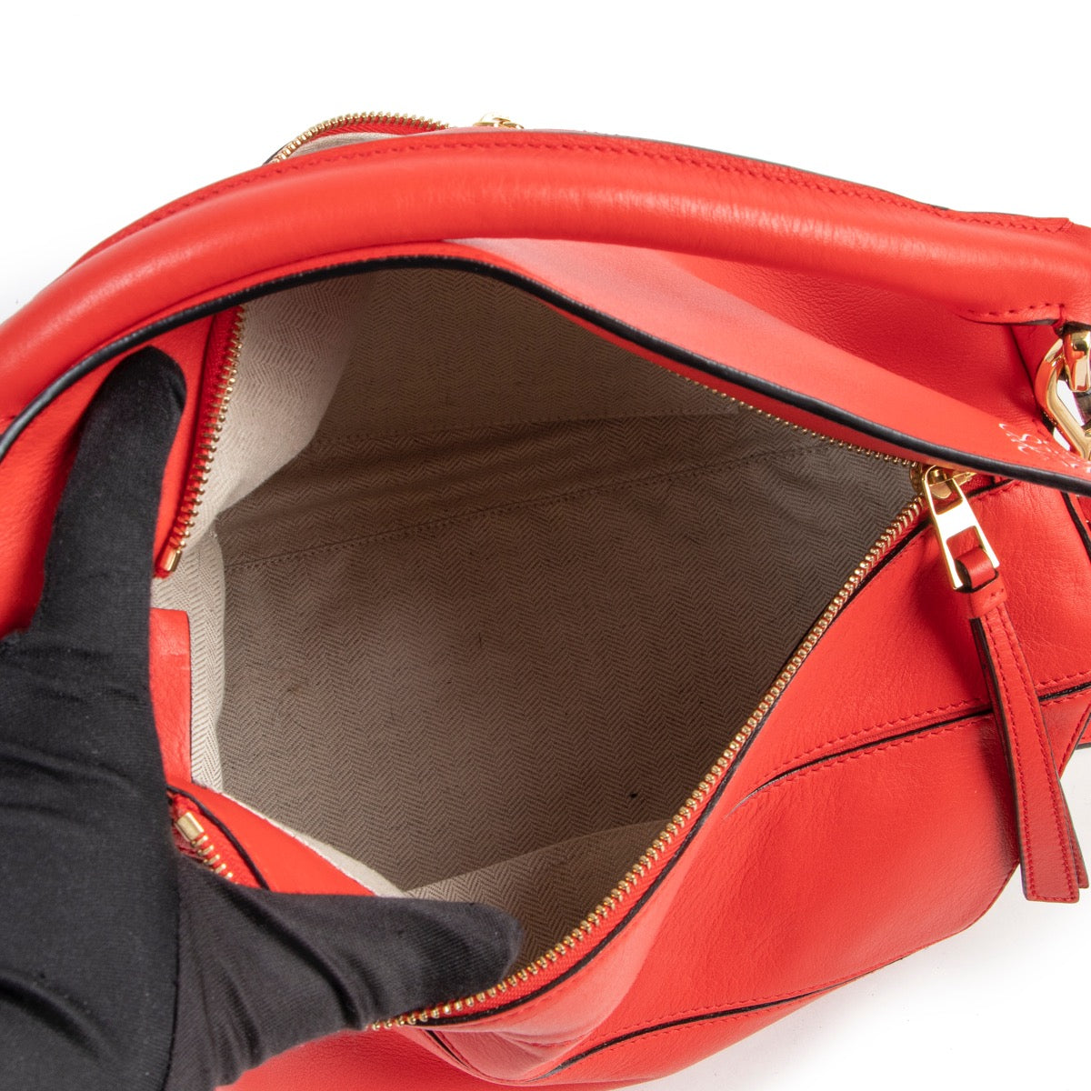 Shop safe online 100% authentic second hand Loewe Red Puzzle Crossbody Bag in very good, as new condition at the right price at Labellov in Antwerp.