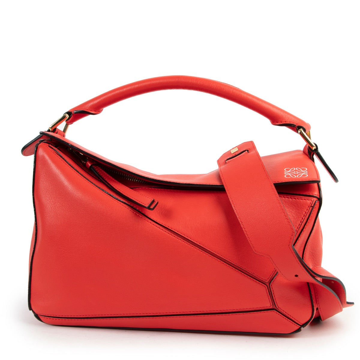 Shop safe online 100% authentic second hand Loewe Red Puzzle Crossbody Bag in very good, as new condition at the right price at Labellov in Antwerp.
