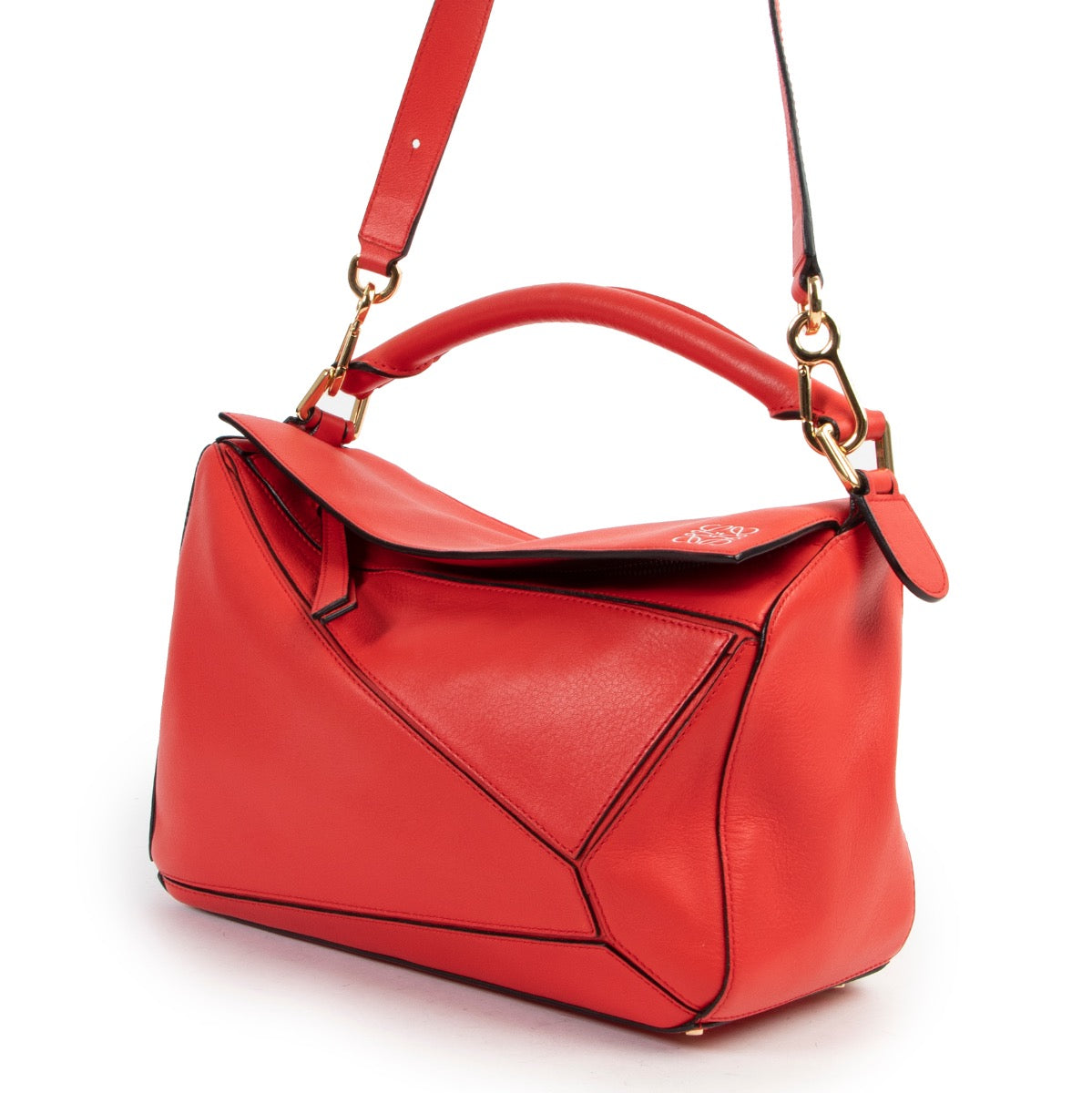 Shop safe online 100% authentic second hand Loewe Red Puzzle Crossbody Bag in very good, as new condition at the right price at Labellov in Antwerp.