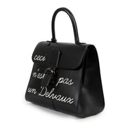 Get this Delvaux L'Humour MM Box Calf Ceci N'est Pas Un Delvaux now at Labellov. Secondhand Delvaux Brillant in very good condition and for a reasonable price.