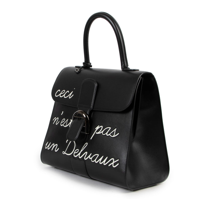 Get this Delvaux L'Humour MM Box Calf Ceci N'est Pas Un Delvaux now at Labellov. Secondhand Delvaux Brillant in very good condition and for a reasonable price.