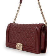 Chanel Burgundy Leather East West Boy Bag aan de beste prijs bij Labellov tweedehands luxe.