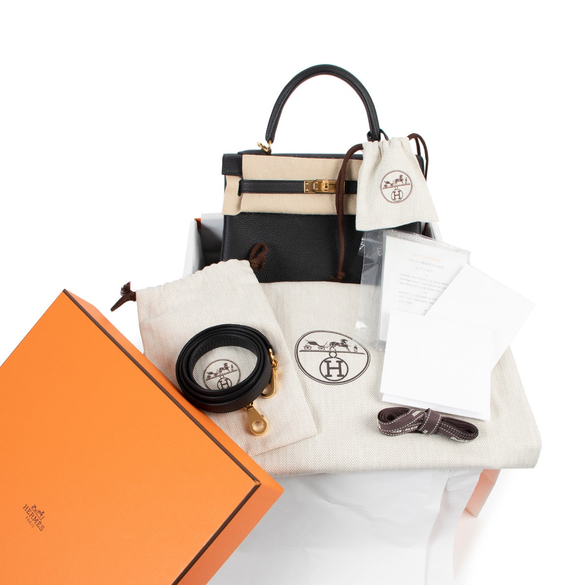 Shop safe online at Labellov in Antwerp this 100% authentic second hand Hermès Kelly 25 Retourne Noir Togo GHW