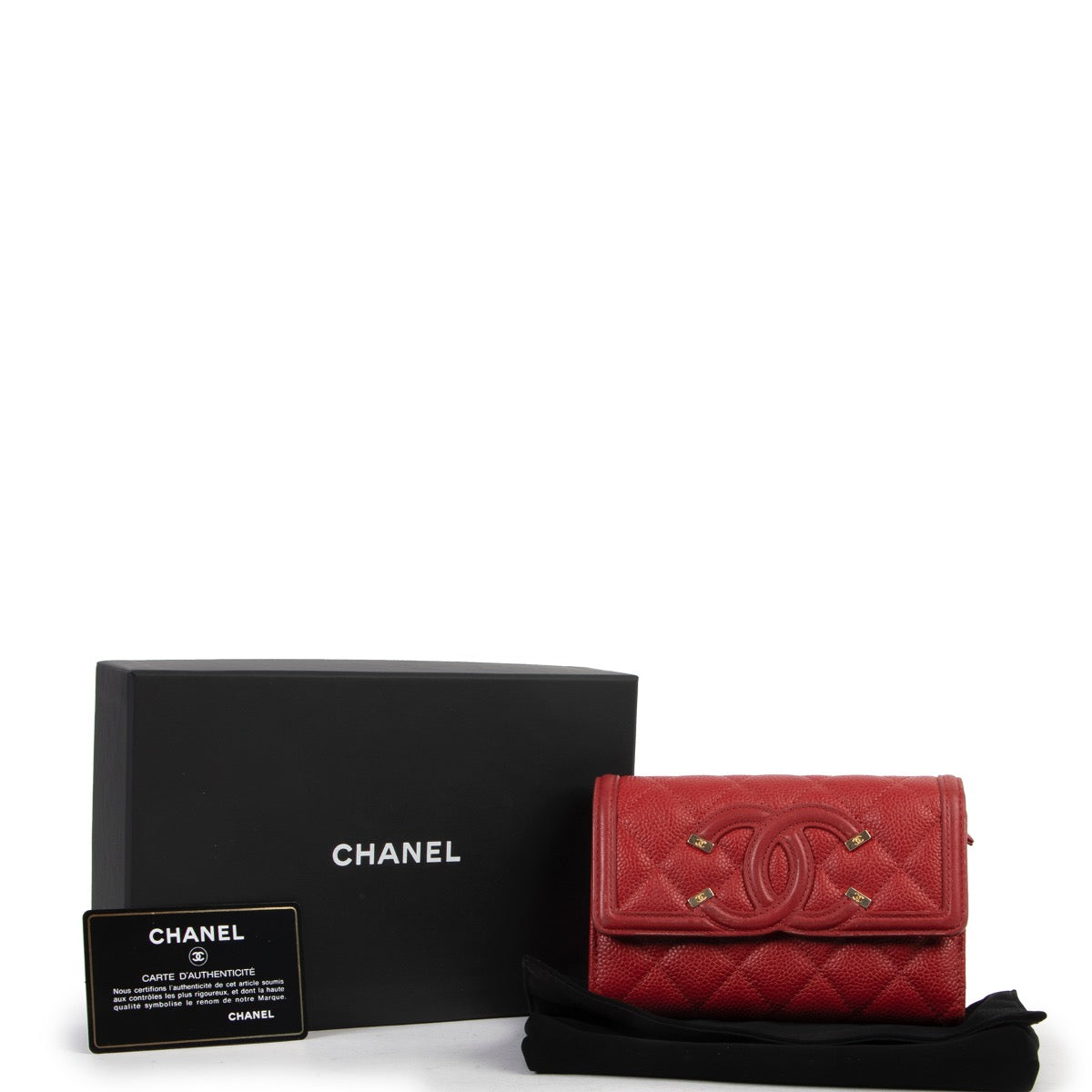 Shop safe online at Labellov in Antwerp this 100% authentic second hand Chanel Red Quilted Caviar Leather CC Filigree Wallet in very good condition.