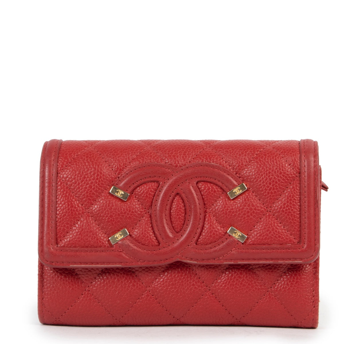 Shop safe online at Labellov in Antwerp this 100% authentic second hand Chanel Red Quilted Caviar Leather CC Filigree Wallet in very good condition.