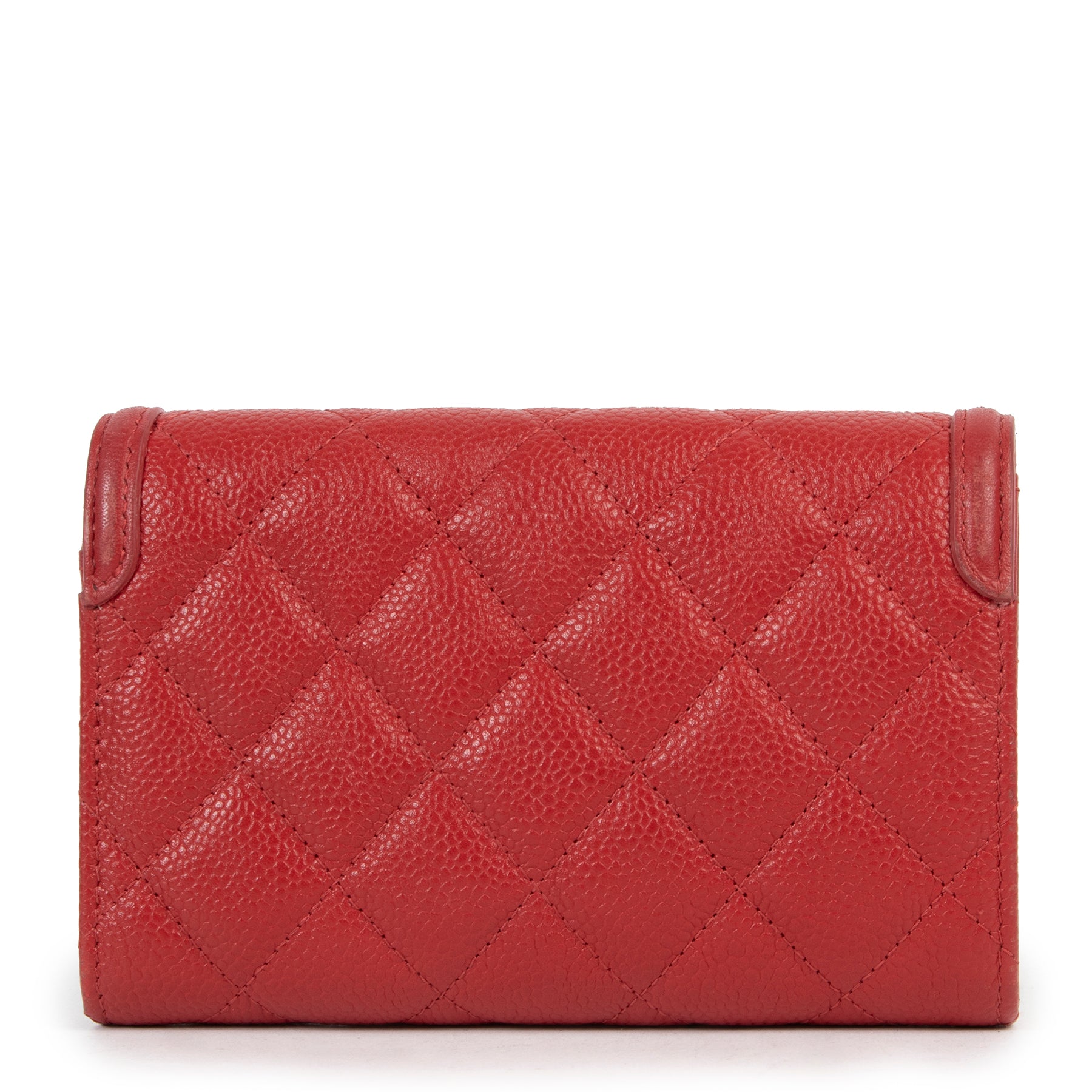 Shop safe online at Labellov in Antwerp this 100% authentic second hand Chanel Red Quilted Caviar Leather CC Filigree Wallet in very good condition.
