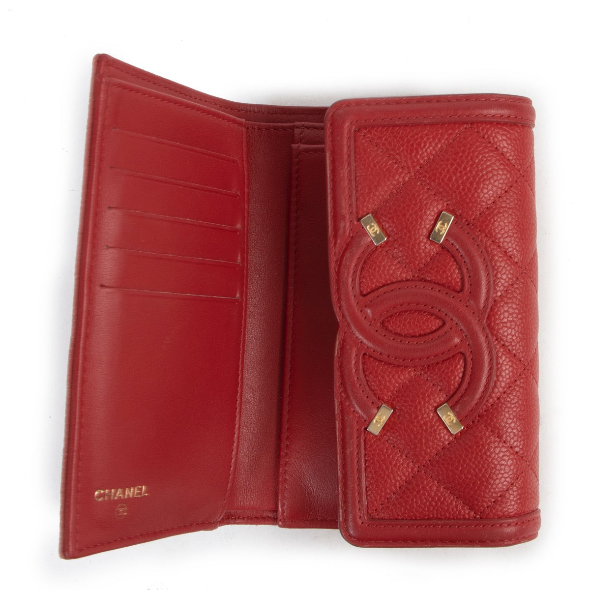 Shop safe online at Labellov in Antwerp this 100% authentic second hand Chanel Red Quilted Caviar Leather CC Filigree Wallet in very good condition.