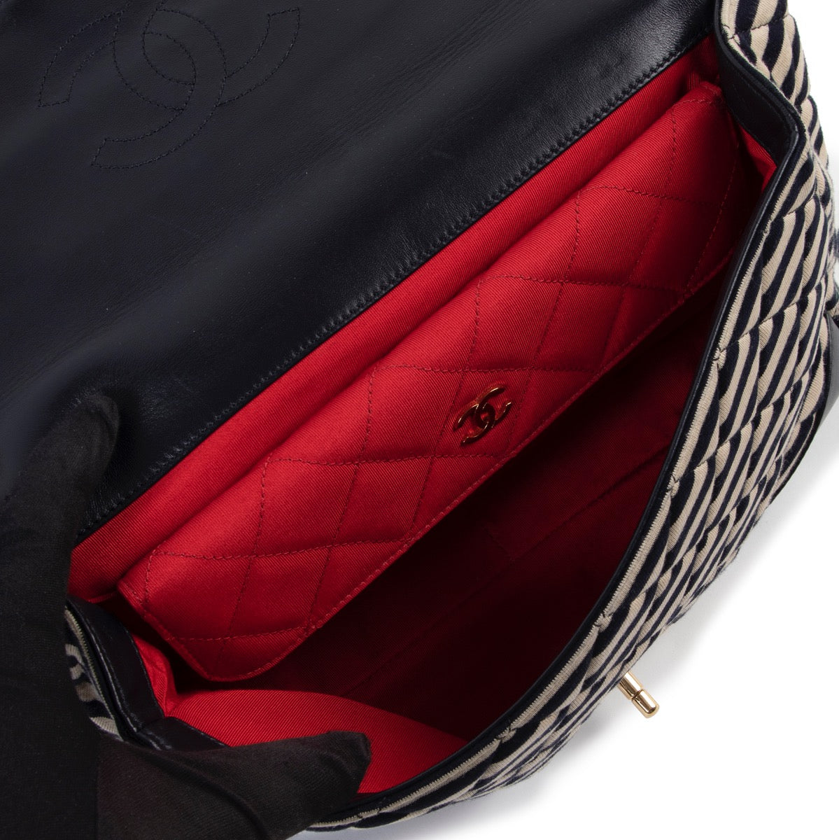 acheter en ligne seconde main Chanel Striped Quilted Jersey Fabric & Navy Lambskin Coco Sailor Jumbo Classic Single Flap Bag. shop safe online Chanel Striped Quilted Jersey Fabric & Navy Lambskin Coco Sailor Jumbo Classic Single Flap Bag.