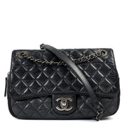 Shop safe online at Labellov in Antwerp this 100% authentic second hand Chanel Black Classic flap bag