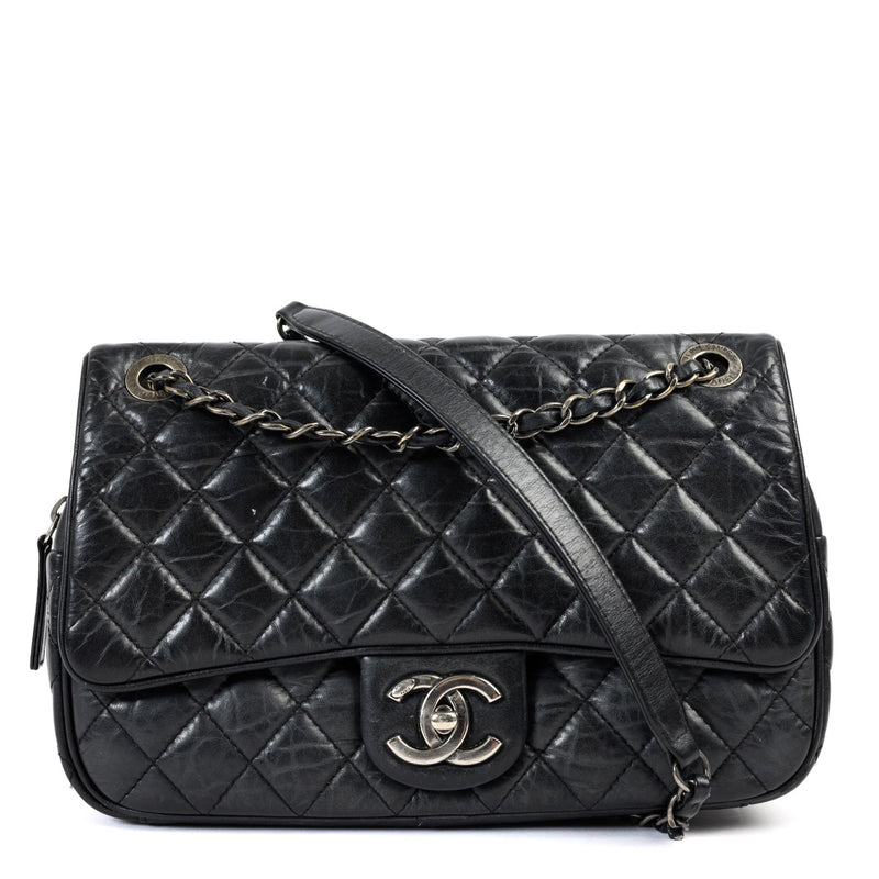 Shop safe online at Labellov in Antwerp this 100% authentic second hand Chanel Black Classic flap bag