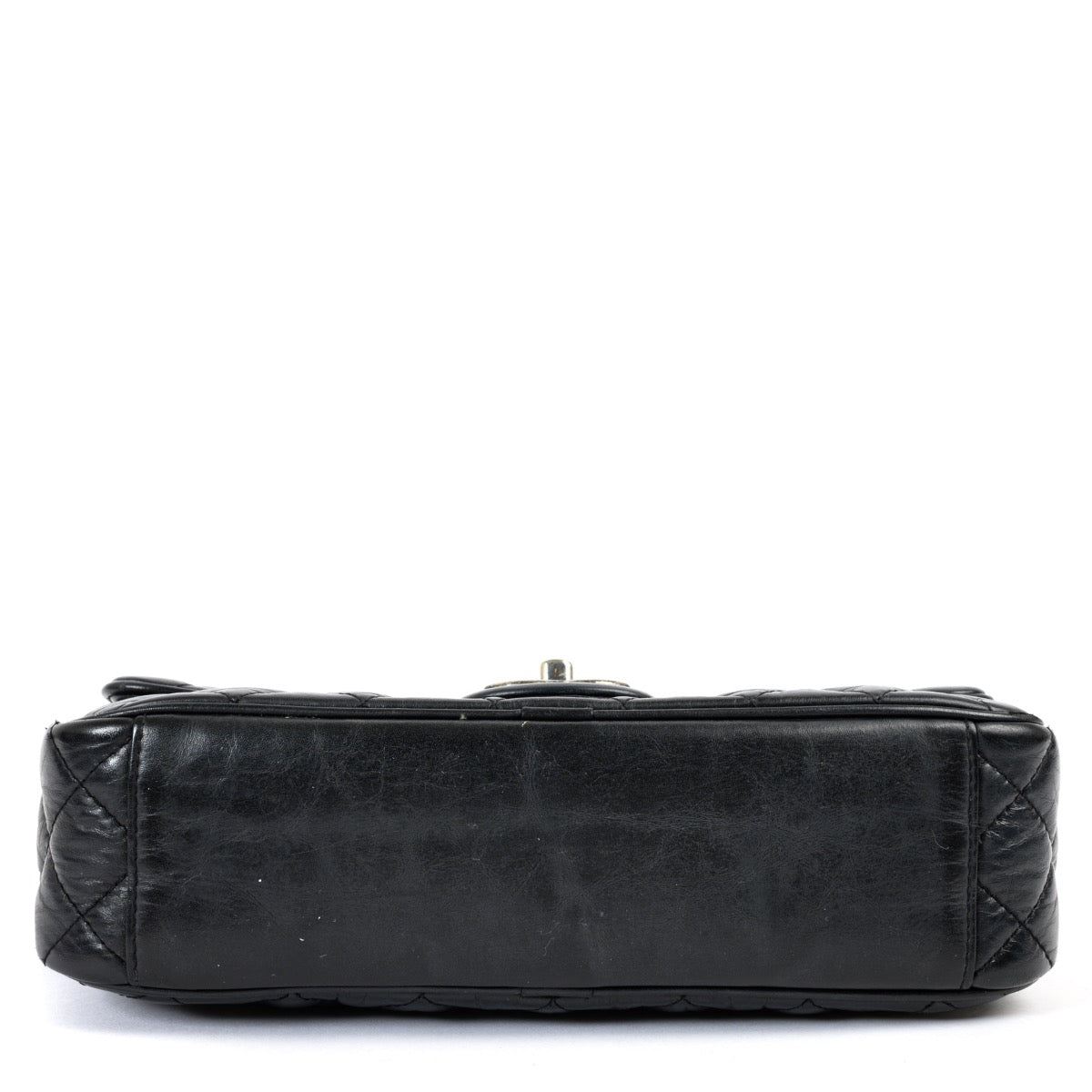 Shop safe online at Labellov in Antwerp this 100% authentic second hand Chanel Black Classic flap bag