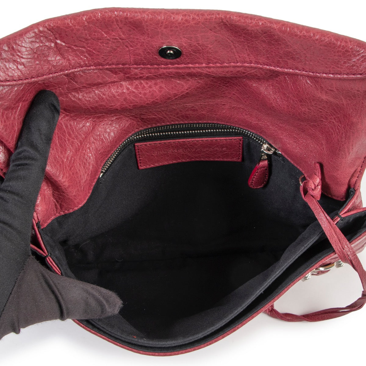 Shop safe online at Labellov in Antwerp this 100% authentic second hand Balenciaga Burgundy Agneau Leather Enveloppe Clutch