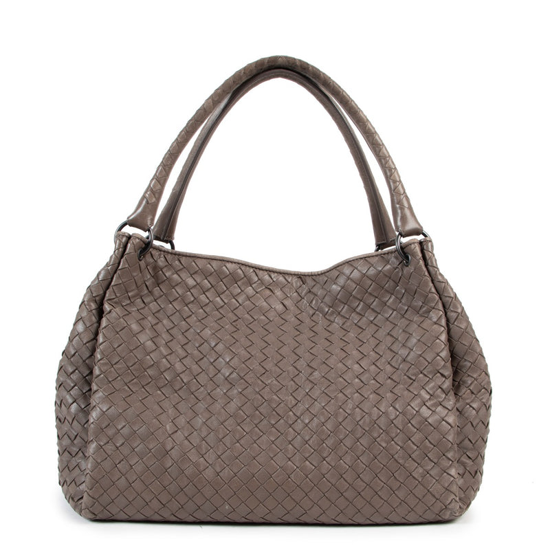 Bottega Veneta Intrecciato Taupe Shopper for the best price at Labellov second hand luxury in Antwerp. Koop en verkoop uw authentieke designer handtassen aan de beste prijs bij Labellov tweedehands luxe.
