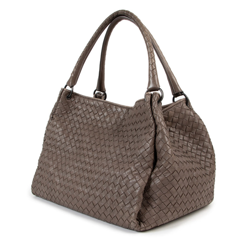 Bottega Veneta Intrecciato Taupe Shopper for the best price at Labellov second hand luxury in Antwerp. Koop en verkoop uw authentieke designer handtassen aan de beste prijs bij Labellov tweedehands luxe.