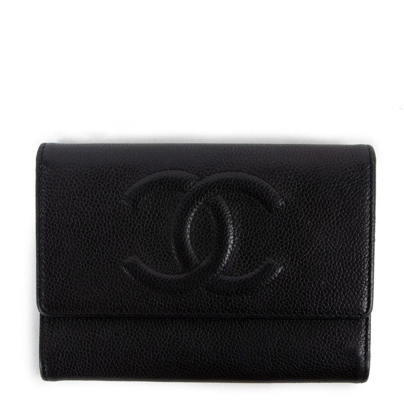 Buy online an authentic second hand Chanel black caviar timeless CC logo flap wallet in very good condition at Labellov in Antwerp.