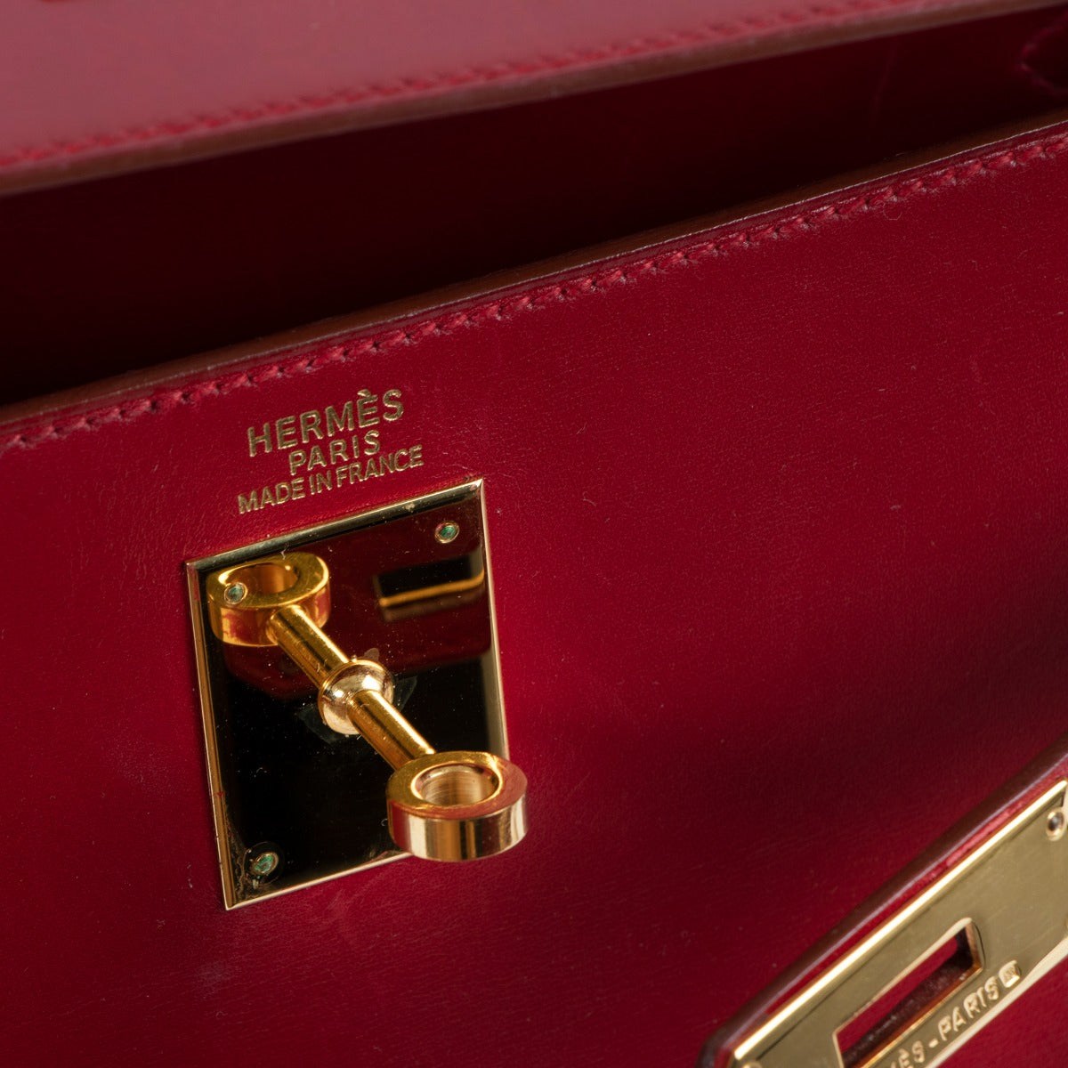 Hermès Vintage Kelly 32 Rouge Vif Tadelakt Gold Hardware Logo Detail
