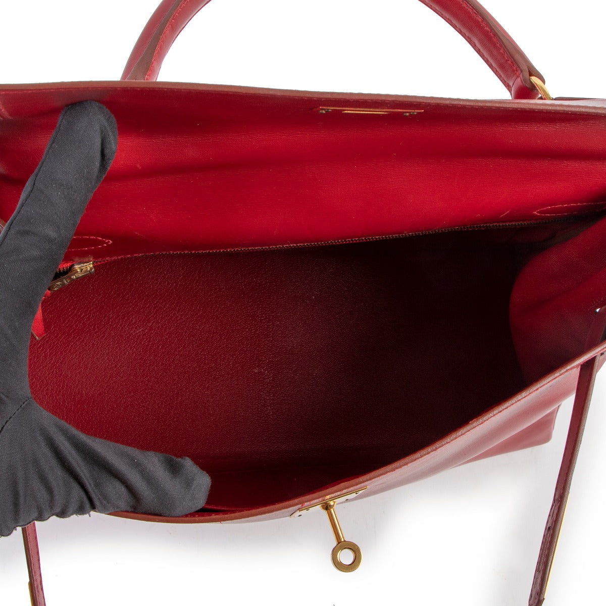 Hermès Vintage Kelly 32 Rouge Vif Tadelakt Gold Hardware interior