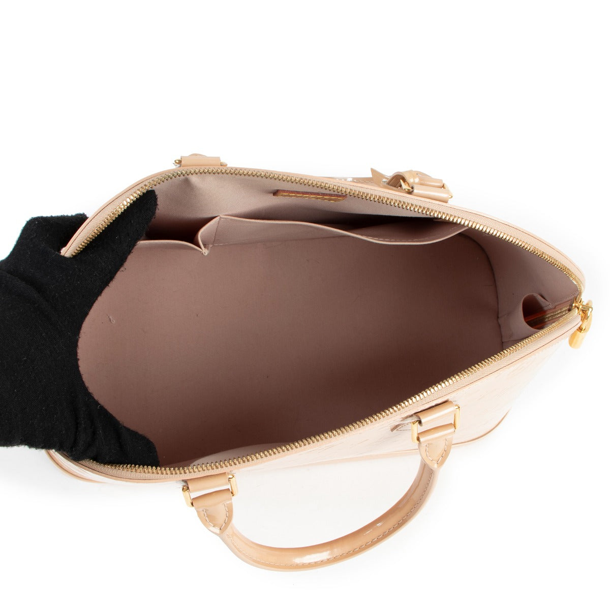 Buy authentic second hand Louis Vuitton Alma GM Monogram Vernis Blanc Corail in good condition at Labellov in Antwerp.