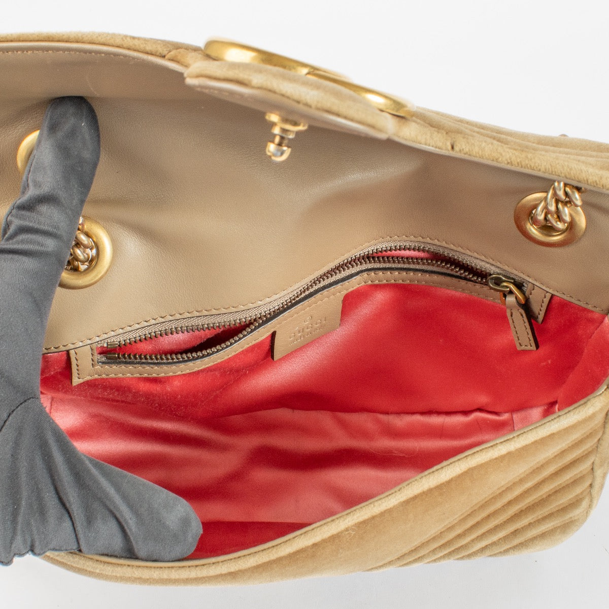 Shop safe online at Labellov in Antwerp, Brussels and Knokke this 100% authentic second hand Gucci Brown Velvet Marmont Crossbody