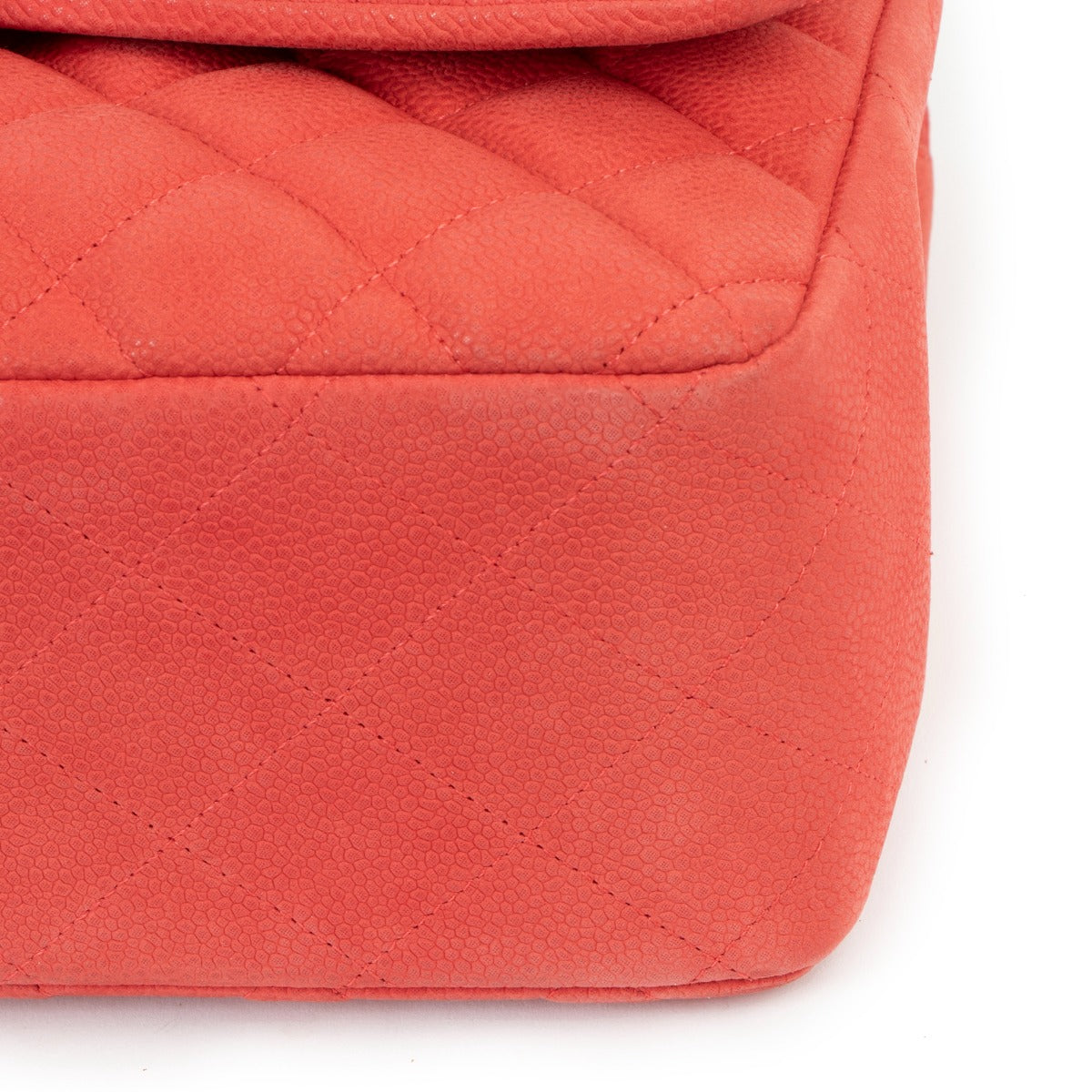 Grand sac Chanel Classic Flap en cuir caviar mat rose