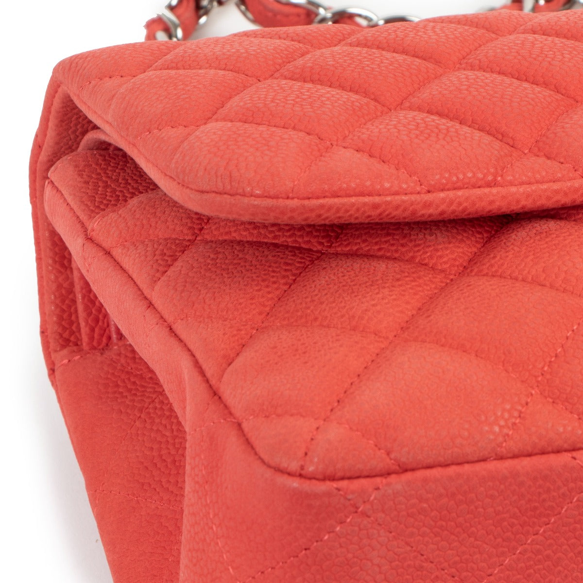 Grand sac Chanel Classic Flap en cuir caviar mat rose