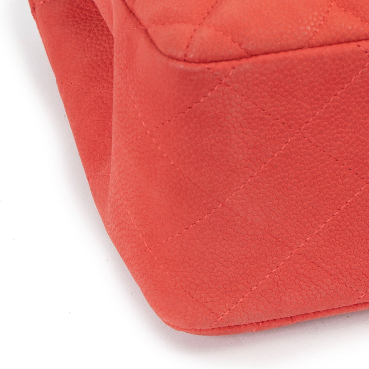 Grand sac Chanel Classic Flap en cuir caviar mat rose