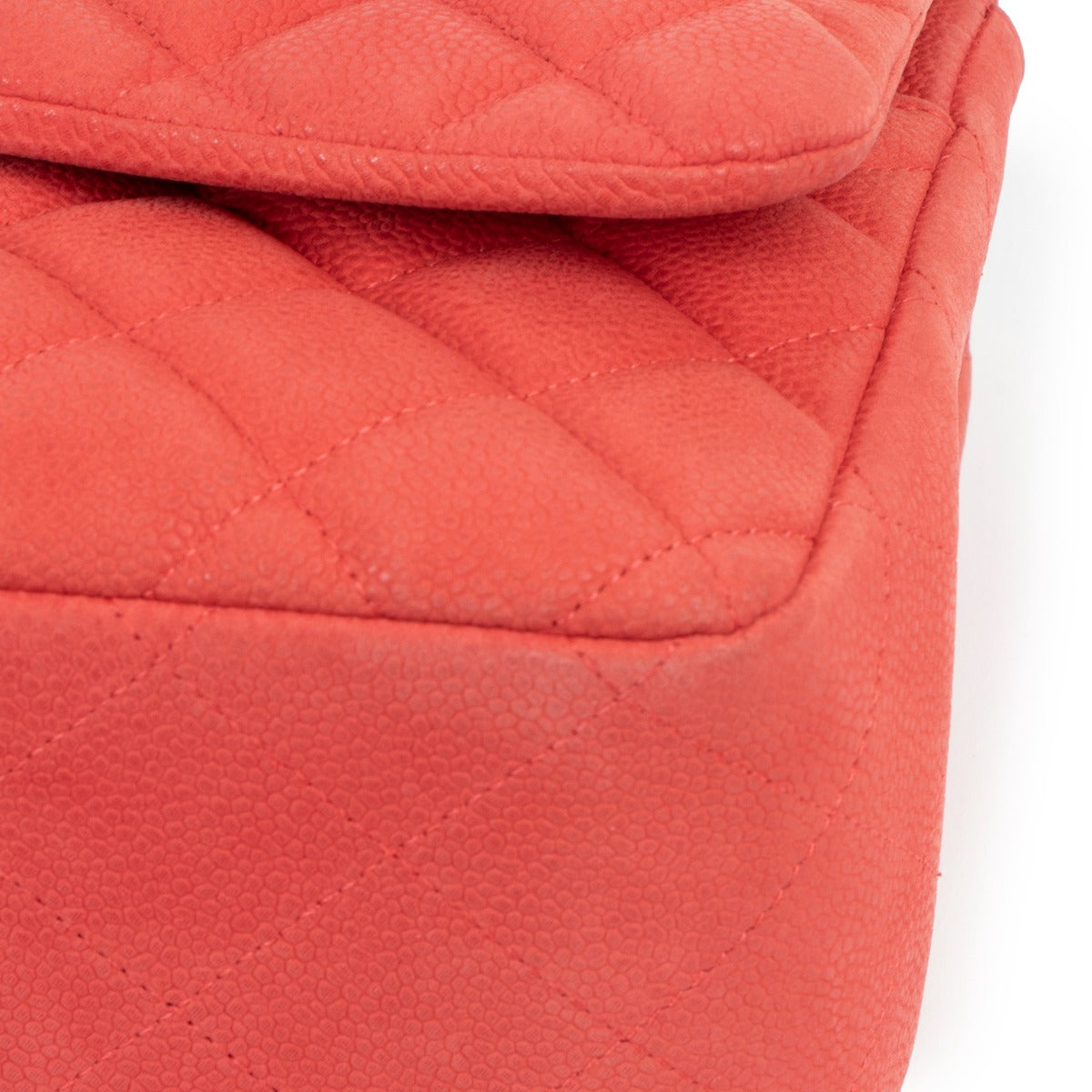 Grand sac Chanel Classic Flap en cuir caviar mat rose