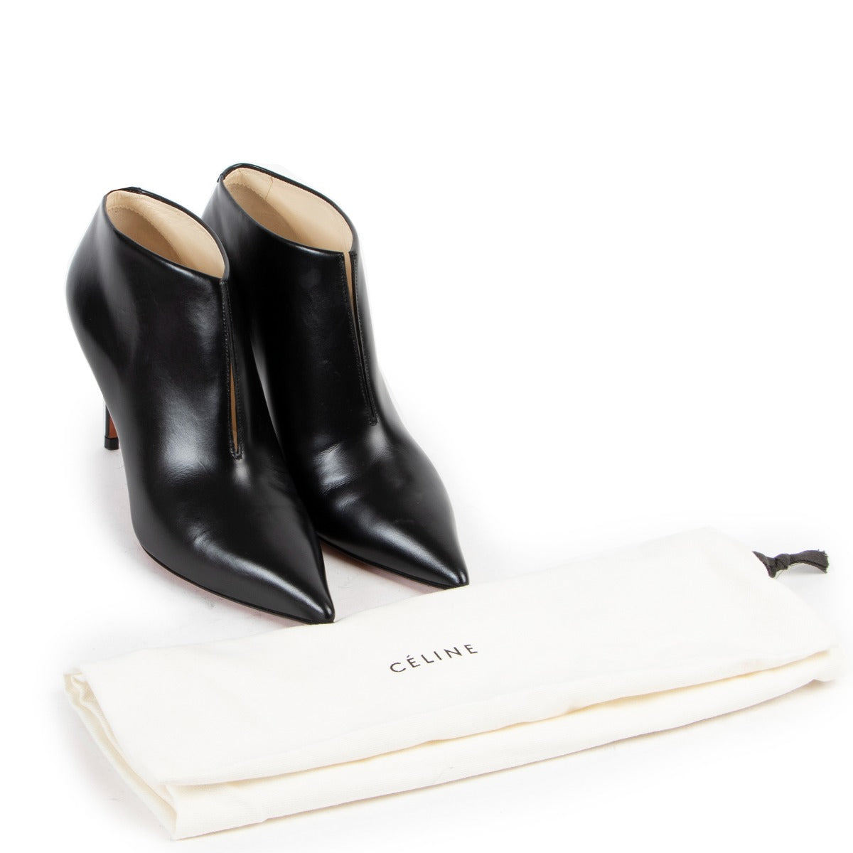 get this Celine V-Neck Ankle Boots Size 37 at Labellov for a reasonable price and in very good condition. Buy and sell your designer items with excellent service. Step by in the showroom or shop online.
