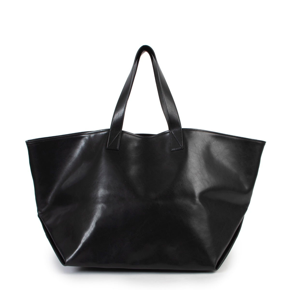 Shop safe online at Labellov in Antwerp this 100% authentic second hand Celine Black Leather Made In Shoulder Bag