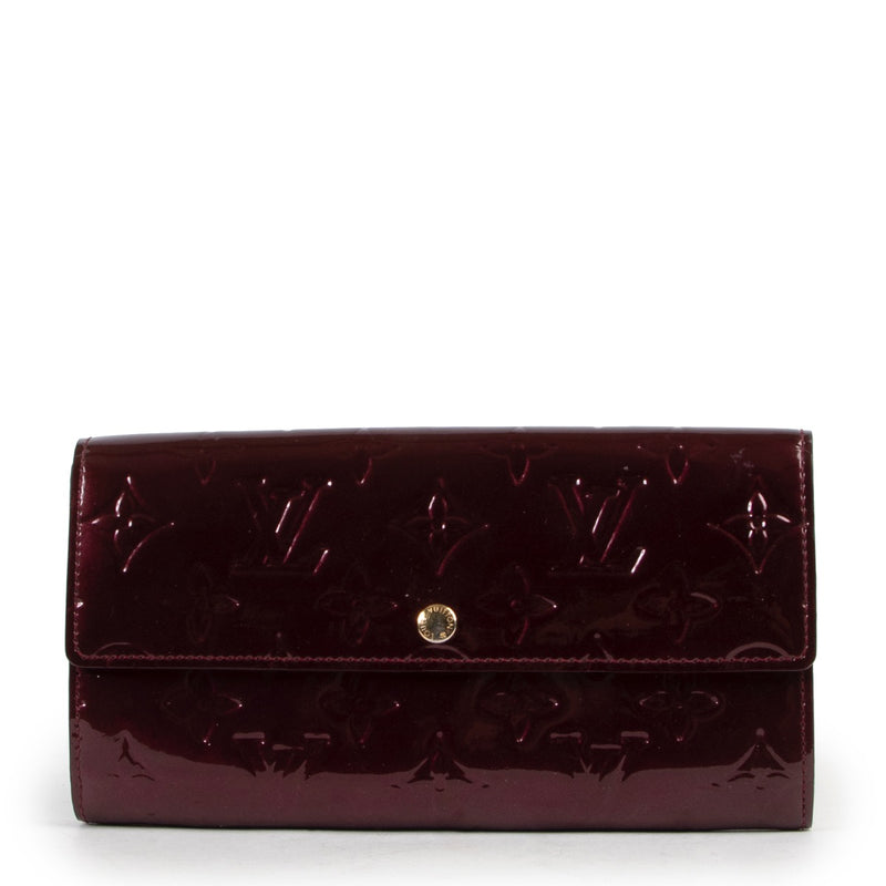 Shop safe online at Labellov in Antwerp this 100% authentic second hand Louis Vuitton Purple Vernis Sarah Wallet