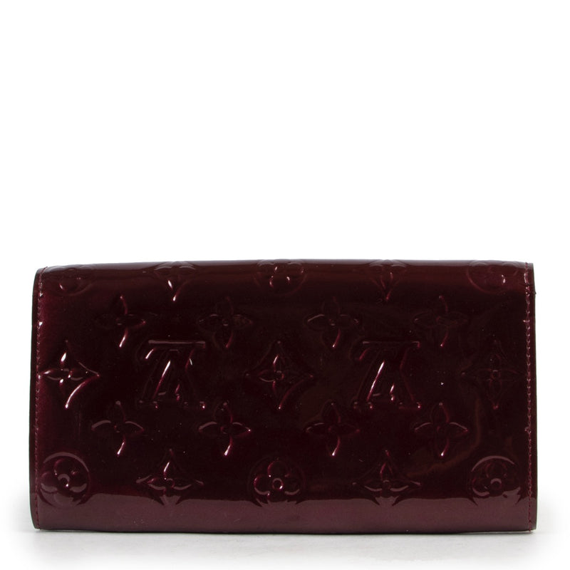 Shop safe online at Labellov in Antwerp this 100% authentic second hand Louis Vuitton Purple Vernis Sarah Wallet