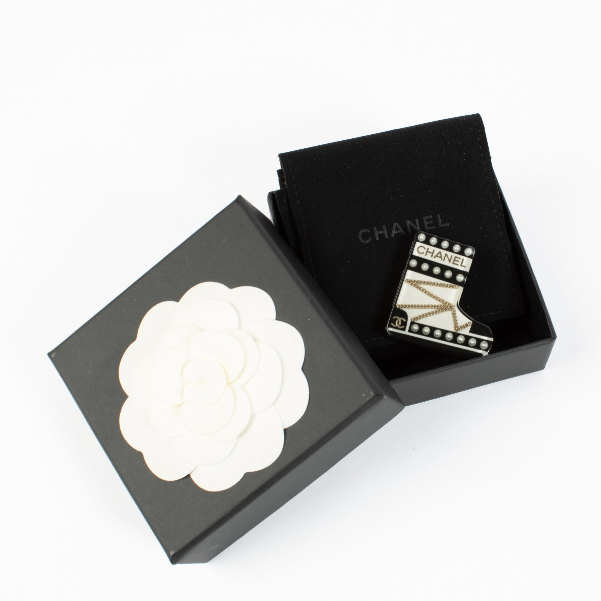 Broche botte de neige Chanel 18B