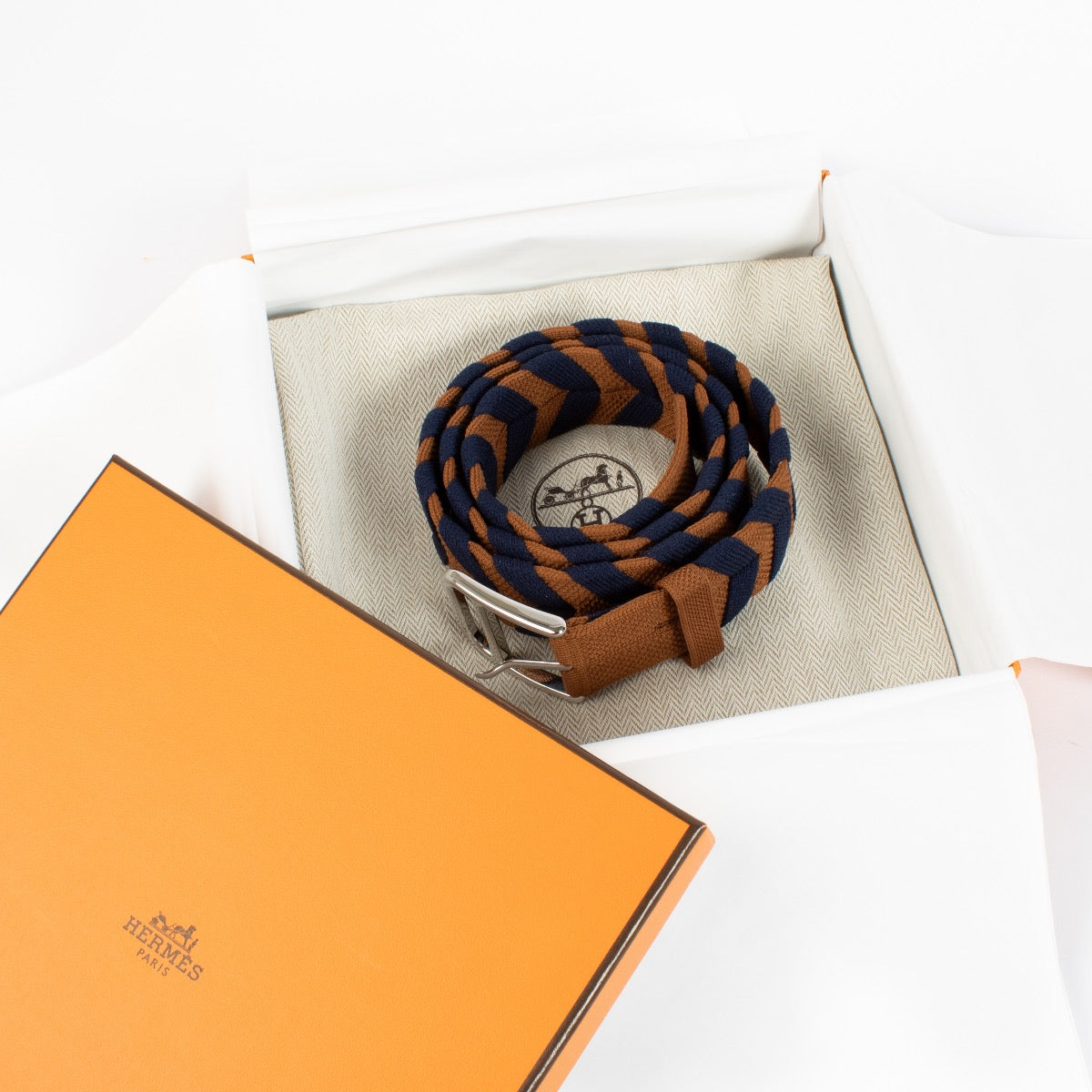 Shop safe online at Labellov in Antwerp, Brussels and Knokke this 100% authentic second hand Hermès Gold/Indigo Romain Bredissage 35 Belt