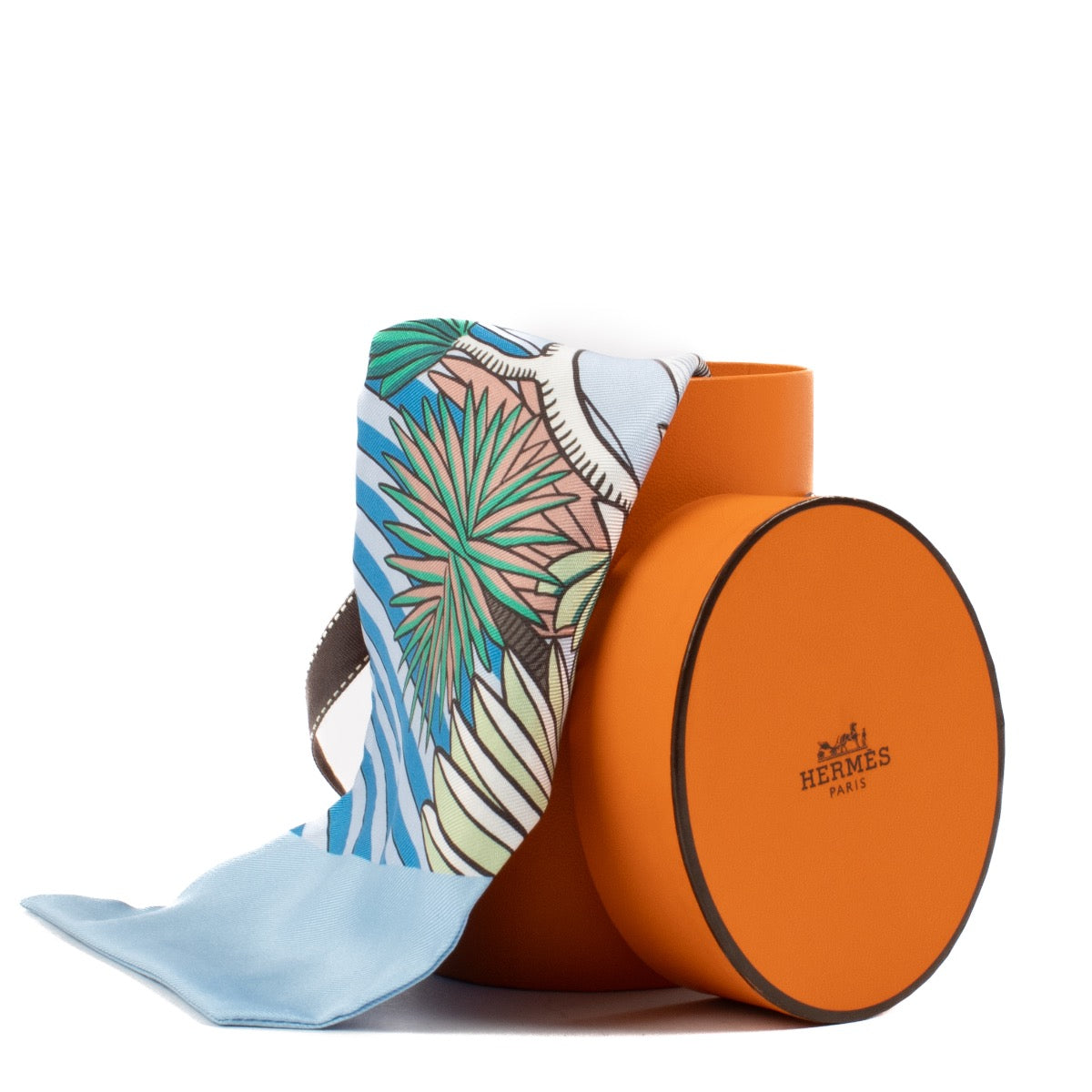 Shop safe online at Labellov in Antwerp, Brussels and Knokke this 100% authentic second hand Hermès Blue Animapolis Maxi Twilly. Veilig online tweedehands authentieke Hermès Blue Animapolis Maxi Twilly kopen bij Labellov.