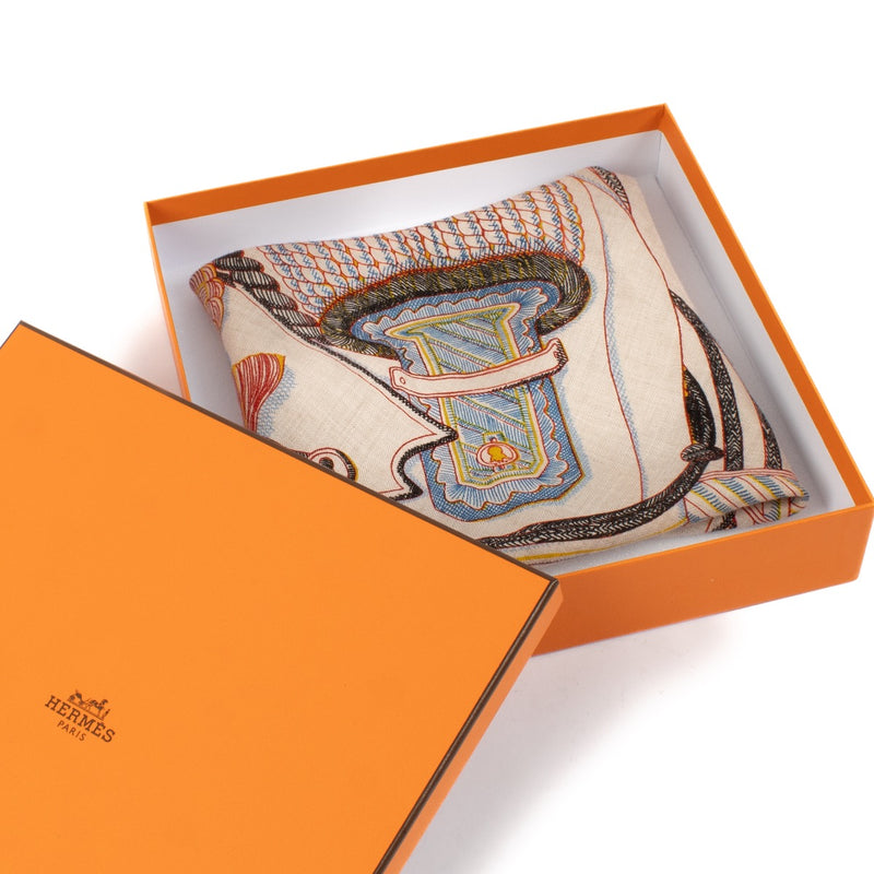 Shop safe online at Labellov in Antwerp, Brussels and Knokke this 100% authentic second hand Hermès Cashmere & Silk Zouaves Et Dragons Losange Scarf. Veilig online tweedehands authentiek Hermès Cashmere & Silk Zouaves Et Dragons Losange Sjaal kopen bij La