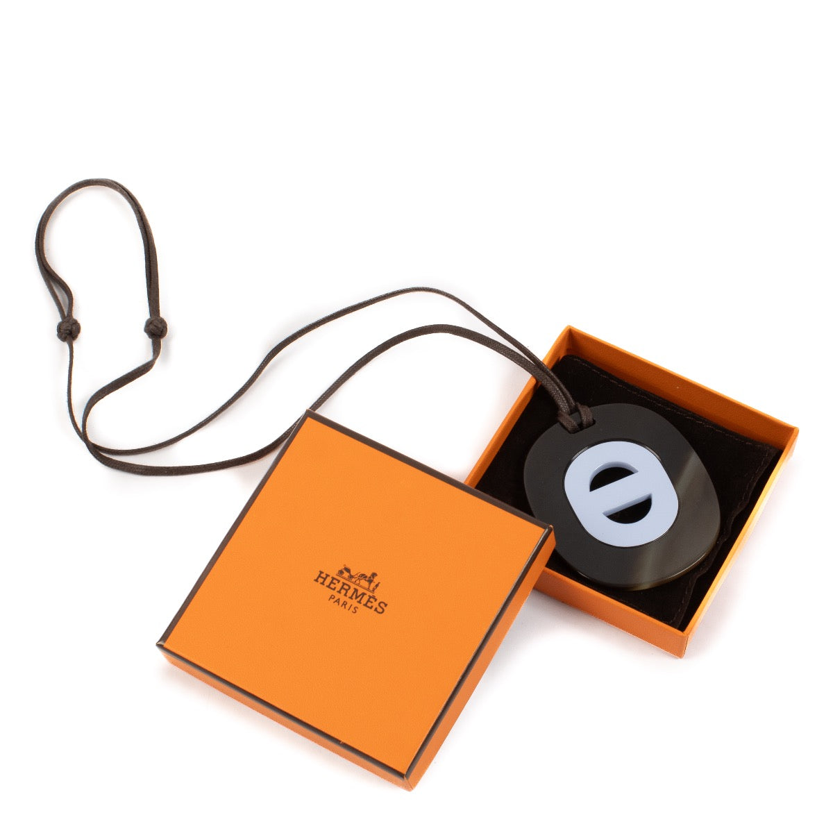 Shop safe online at Labellov in Antwerp, Brussels and Knokke this 100% authentic second hand Hermès Horn Lift Necklace