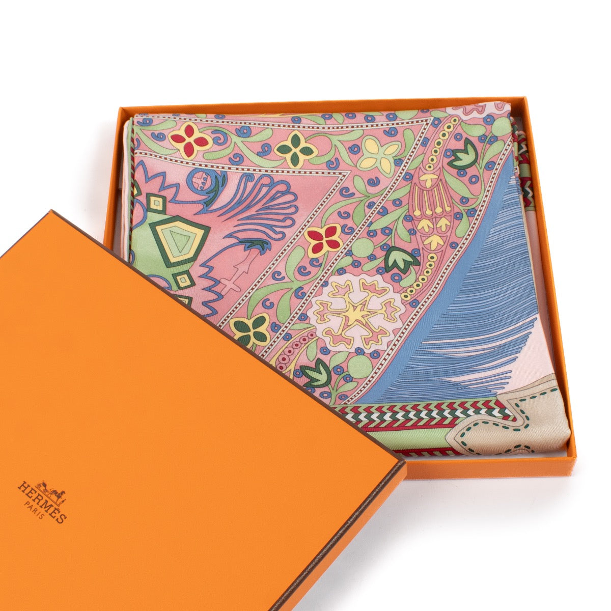 Shop safe online at Labellov in Antwerp, Brussels and Knokke this 100% authentic second hand Hermès Selle des Steppes Silk Carré 90 Scarf. Veilig online tweedehands Hermès Selle des Steppes Silk Carré 90 Scarf kopen bij Labellov.
