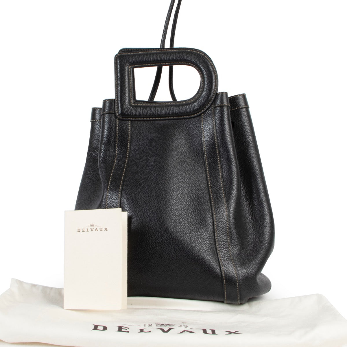 Shop safe online at labellov in Antwerp this 100% authentic second hand Delvaux Marine Blue Punch Shoulder Bag in very good condition.