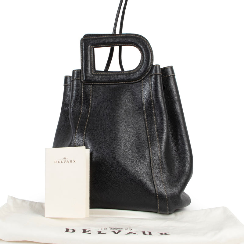 Shop safe online at labellov in Antwerp this 100% authentic second hand Delvaux Marine Blue Punch Shoulder Bag in very good condition.