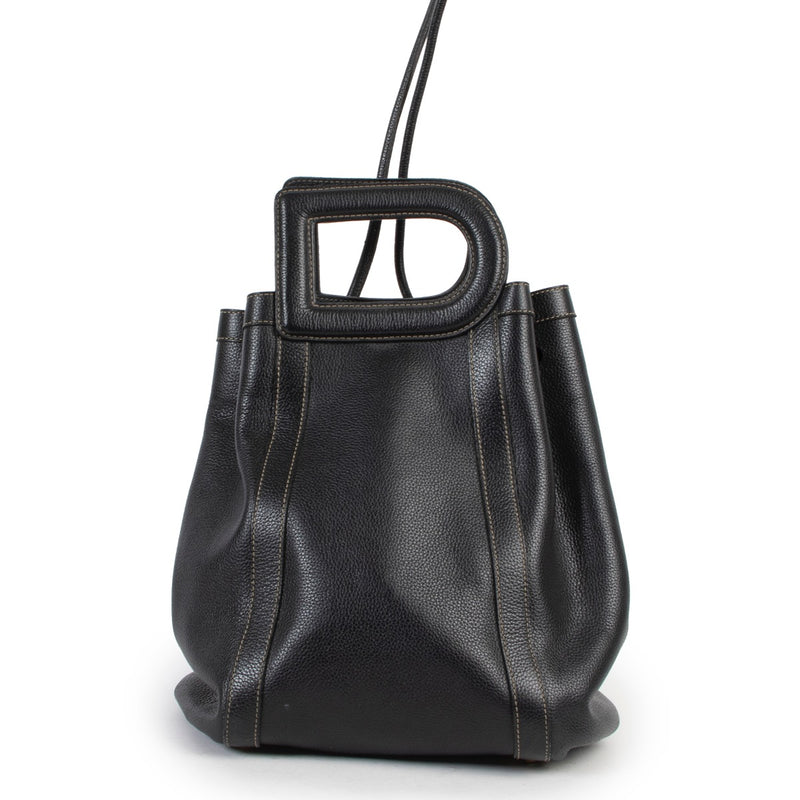 Shop safe online at labellov in Antwerp this 100% authentic second hand Delvaux Marine Blue Punch Shoulder Bag in very good condition.