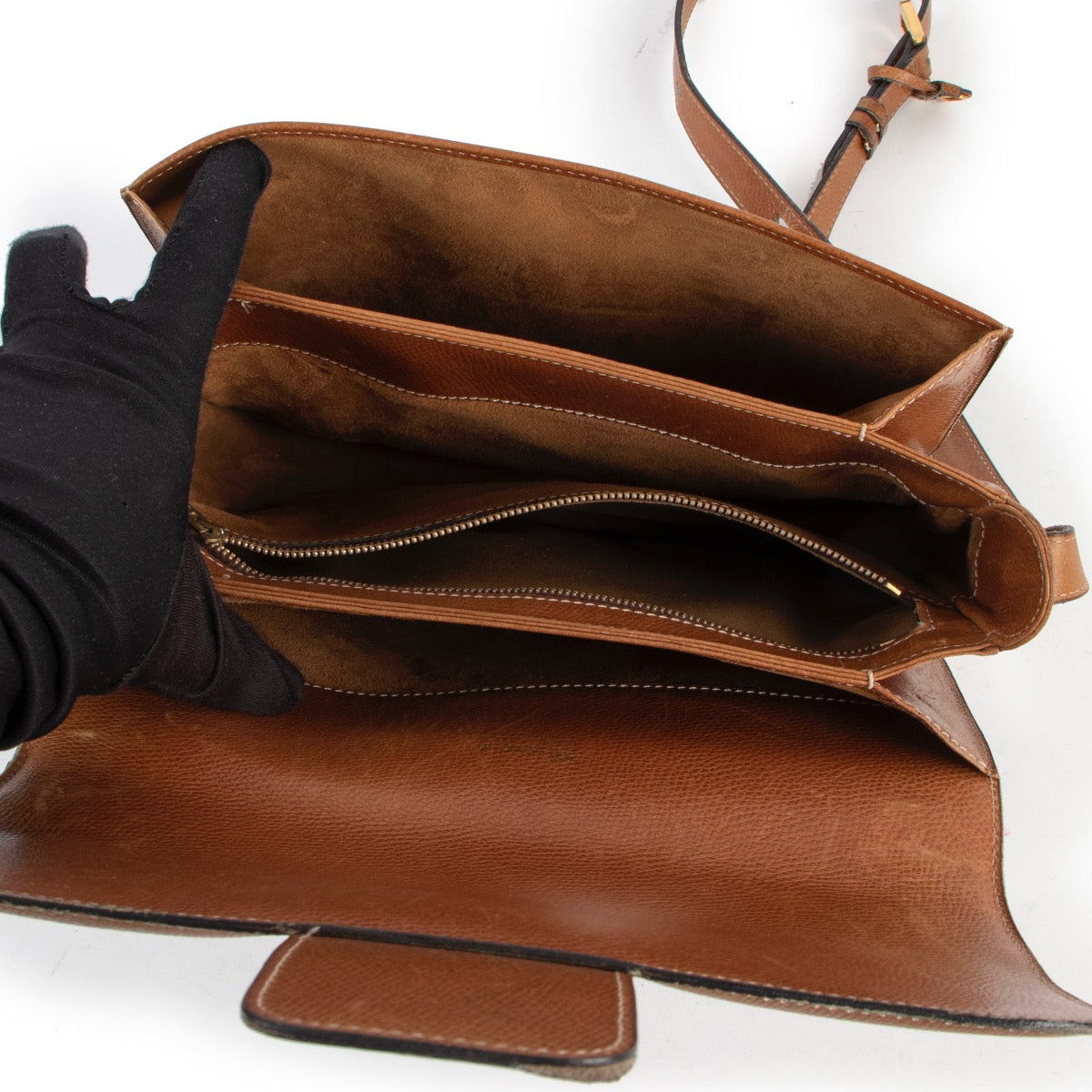 Shop safe online at Labellov in Antwerp this 100% authentic second hand Delvaux Cognac Bourgogne Crossbody