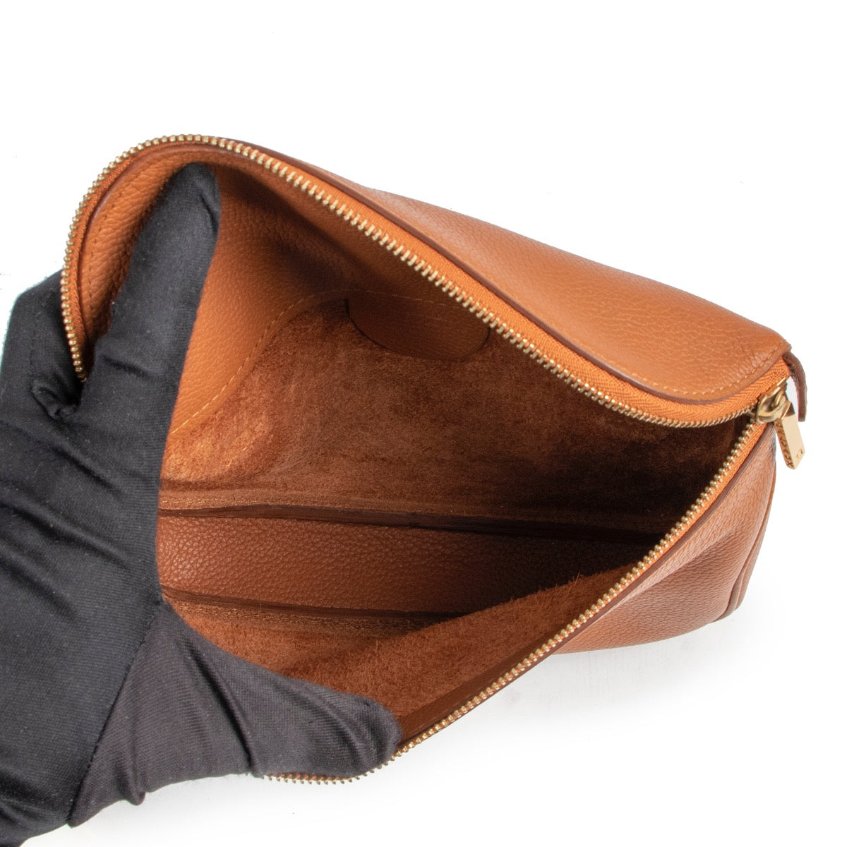 Shop safe online at Labellov in Antwerp this 100% authentic second hand Delvaux Cognac Belt Bag